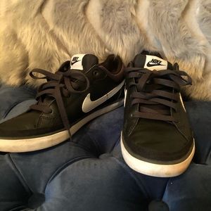 Nike air black and white tennis shoes